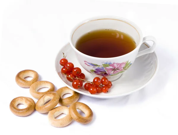 Fruit thee in cup met rode bessen en bagels Stockfoto