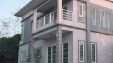 Mühendis, teftiş sırasında meydana gelebilecek kazaları önlemek için güvenlik kaskı taşıyor. Mühendis, işten sonra kaskı elinde tutuyor. Olay yeri konseptinde kaza önleme.