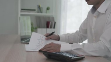 Tablolara, hesap tablolarına, grafik geliştirmesine, banka hesaplarına, istatistiklere, ekonomiye, veri analizine, yatırım analizine, borsaya, faiz oranlarına, gelirlere bakan işadamları