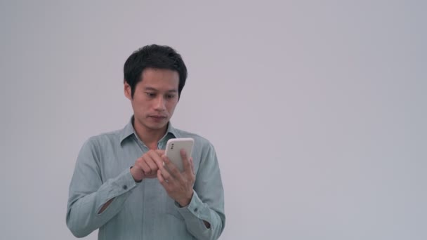 Мужчина Выразил Чувство Счастья После Использования Мобильного Телефона Проверить Найденное — стоковое видео
