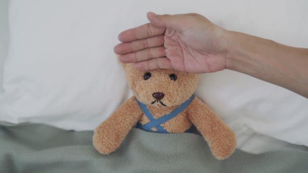 Koncepcja Używanie Niedźwiedzia Jako Reprezentacji Dziecka Człowiek Użył Cyfrowego Termometru — Wideo stockowe