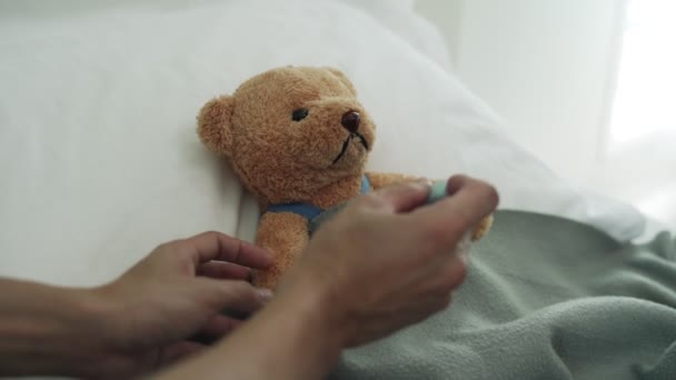 Koncept Použití Medvěda Jako Dětského Zástupce Muž Používal Digitální Teploměr — Stock video
