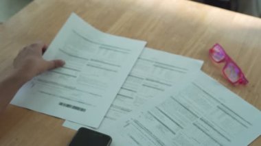 Kafenin ödeme faturası için cep telefonu barkodu ve QR kodu kullanan bir kadın. Restoranda öğle yemeği arasında bir kadın masraf ödüyor. Yaşam hakkında çevrimiçi sistemi kavra.