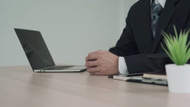 Çalışan yöneticiye istifa dilekçesi vermiş ama müdür tarafından reddedilmiş. İşletme sahipleri çalışanların istifa mektuplarını yırtıp atıyorlar ve istifa meselesini ele alıyorlar. İstifa kavramı.