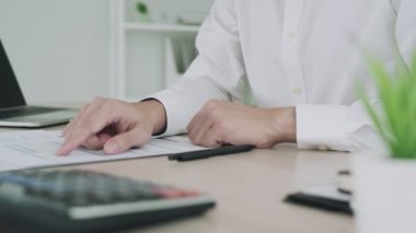 İş adamı cep telefonu tarama barkodu ve QR kodu kullanıyor. İşadamı faturayı ve ödemeleri ofiste kalarak kontrol ediyor. Cep telefonuyla ödeme için tarama kavramı.