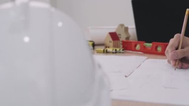 Mühendis müfettişi, çizimi tekrar kontrol edip gözden geçirin. Sözleşmeli inceleme çizimi ve doğru nokta referans standardı. İnşaat projesi planlama konseptini hazırla.