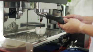 Kahve makinesi konsepti için yeni barista. Kahveyi demlemeden önce kahveni hazırla. Küçük bir kahve dükkanının sahibi müşterilere kahve yapmak için kahve çekirdeği pişiriyor.. 