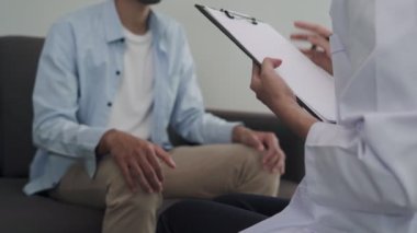 Adam bir psikiyatristle sorunu tartışıyor. Psikiyatrist semptomları detaylı bir şekilde not eder ve cesaretlendirmek için erkeğin eline koyar. Stres ve zihinsel semptomların akıl hocası.