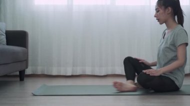 Kadınlar güçlenmek ve rahatlamak için yoga yapıyorlar. Kadınlar internetten örnek alarak yoga yapıyor. Evde spor ve egzersiz kavramı.