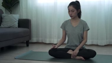 Yoga konseptiyle sağlıklı ve eğlenceli. Güzel Asyalı kız evde yoga ve dinlenme yapıyor. Kadınlar karnını güçlendirmek ve kilo vermek için yoga yaparlar..