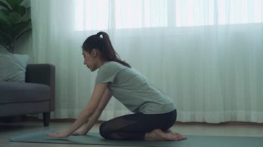 Sağlıklı kadınlar evde yoga yaparak egzersiz yaparlar. Kadınlar vücut konseptini güçlendirmek ve rahatlatmak için yoga yapıyorlar..