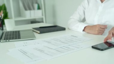 İş kadını, internet üzerinden belge faturasını aldıktan sonra kredi kartı faturalarını ödemek için barkod veya QR kodlarını taramak için telefon kullanıyor. Ödeme, ödeme, ödeme elektrik, dijital ödemeler para, teknoloji, tarama olmadan