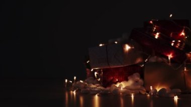 Noel ve yeni yıl partileri masaya konur ve parlayan ışıklarla süslenir. Özel günler ve festivaller için hediye fikirleri