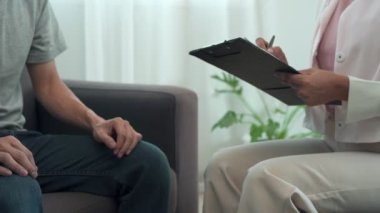 Bir adam bir psikiyatrist ile bir sorunu tartışıyor. Psikiyatrist semptomların detaylı bir analizini ve onları cesaretlendirmek için erkeğin bacaklarına koyduğunu belirtiyor. Akıl hocasının stres ve zihinsel semptomlar konsepti
