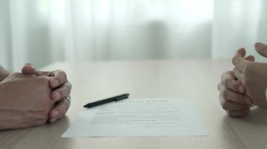 Boşanma belgesinin arasında evlilik yüzüğünü çıkar. Sevgili kavramlarının ailevi sorunları ve boşanmaları veya tartışmaları veya anlaşmazlıkları