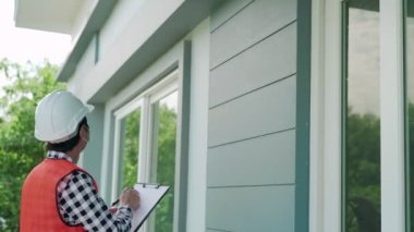 Mühendislikten gelişim. İnşaat mühendisleri ev teftişinin detaylarını kağıda yazıyorlar. Müteahhit yenilenmesi gereken alanların detaylarını alıyor..