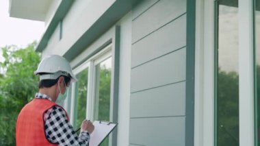 Müteahhit, inşaat standartlarına göre evi kaydediyor. Mühendisler müşterilere teslim etmeden önce son kontrolleri yapıyorlar. İnşaat sivil konsepti.