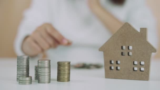 Risparmiare Denaro Gli Investimenti Concetto Casa Riserva Donne Tengono Soldi — Video Stock