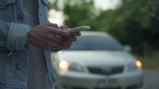 Adam Uygulama Sistemleri Üzerinden Mobil Bilgi Sigortası Kullanıyor Erkekler Araba — Stok video