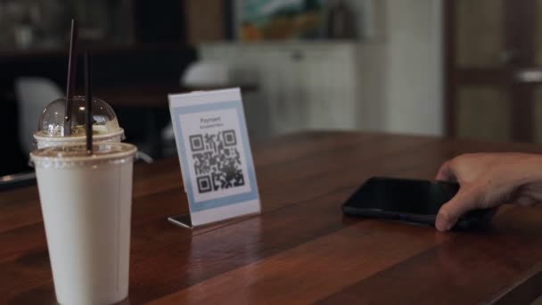 男人用智能手机扫描Qr代码 在没有现金的数字支付咖啡店里支付 选择菜单和订单累积折扣 电子钱包 网上支付 信用卡 银行应用软件 — 图库视频影像