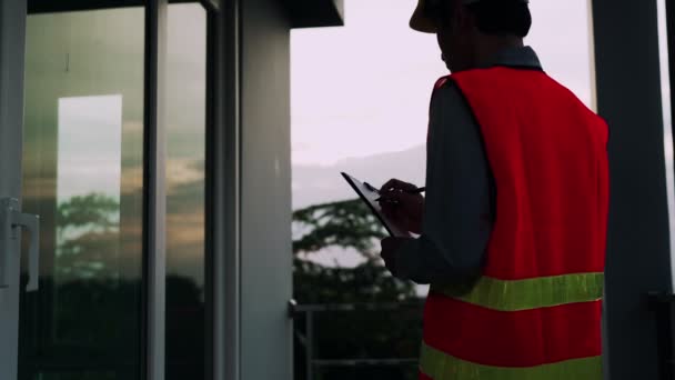 Siluet Müteahhiti Akşam Bina Yapı Özelliklerini Kontrol Ediyor Nşaat Mühendisi — Stok video