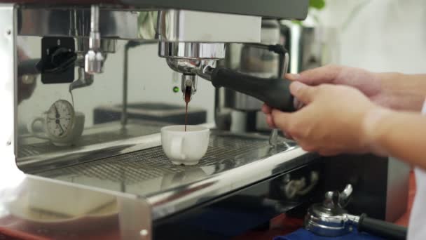 Kahve Makinesi Konsepti Için Yeni Barista Kahveyi Demlemeden Önce Kahveni — Stok video