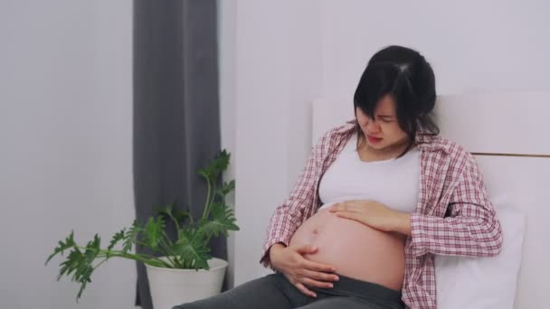 Kobieta Ciąży Odczuwa Silny Ból Wyniku Normalnego Objawy Bólu Brzucha — Wideo stockowe