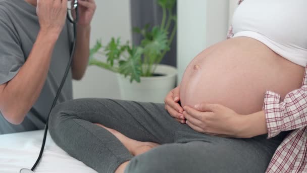 Maken Använder Ett Stetoskop För Att Höra Babyns Röst Far — Stockvideo