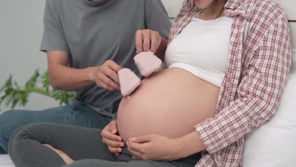 Ojciec Bawi Się Dziecięcymi Butami Żołądku Ojciec Matka Robią Coś — Wideo stockowe