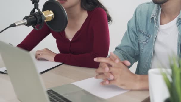 Kadın Erkek Yayıncılar Dinleyicilerini Eğitmek Için Radyo Programları Yürütüyorlar Kadın — Stok video