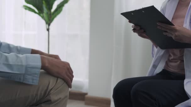 Homme Discute Problème Avec Psychiatre Psychiatre Note Détail Des Symptômes — Video