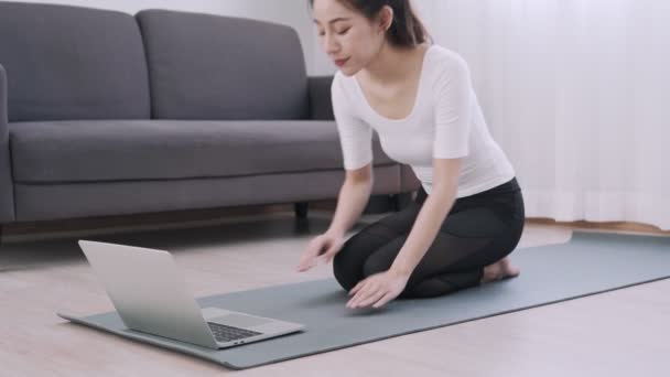 Frauen Spielen Yoga Zur Stärkung Und Entspannung Frauen Praktizieren Yoga — Stockvideo