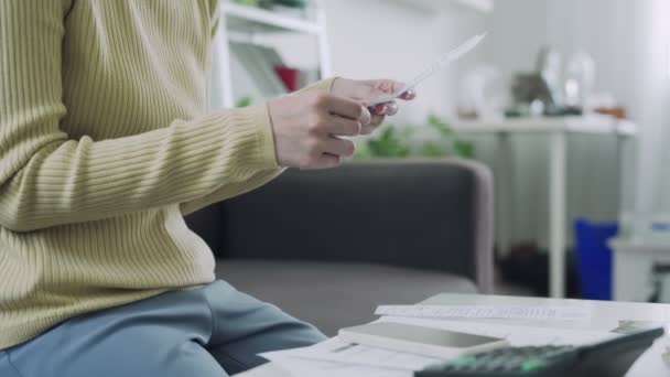 Stressed Dor Cabeça Mulher Asiática Com Contas Grandes Faturas Sem — Vídeo de Stock