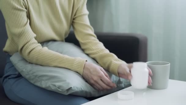 Prendre Des Pilules Médecine Concept Femme Tient Dans Les Mains — Video