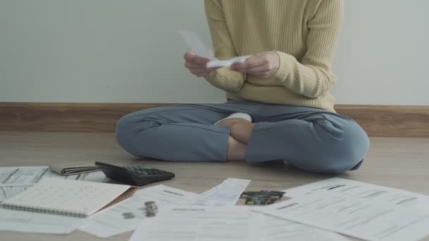 Spanning Hoofdpijn Aziatische Vrouw Met Grote Rekeningen Facturen Geen Geld — Stockvideo