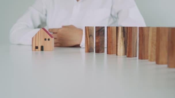 家庭保险或住房保险的概念 寿险代理人被用来阻挡掉在房子上的木蜂窝 保险有助于降低不寻常情况的风险 — 图库视频影像