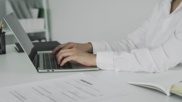 Trabalhadora Escritório Feminino Tem Dor Mão Causada Por Longo Tempo — Vídeo de Stock