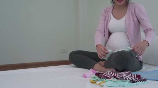 Zwangere Vrouwen Kiezen Kleren Voor Pasgeborenen Vrouwen Bereiden Nodige Kleding — Stockvideo