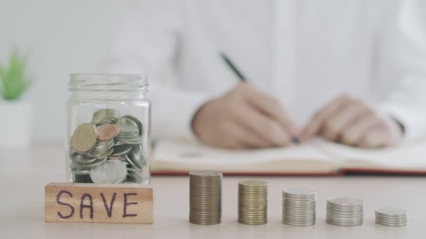 Conceito Poupança Para Futuro Acumulação Mais Dinheiro Respectivamente Homem São — Vídeo de Stock