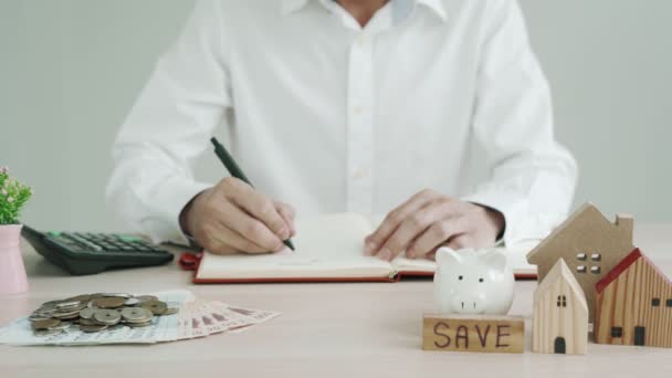 Концепция Сбережений Будущее Накопление Большего Количества Денег Соответственно Человек Рекордные — стоковое видео