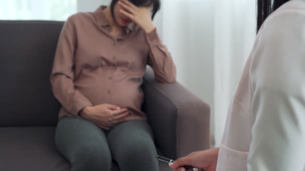 의사는 태어나지 아기의 박동을 확인하기 청진기를 사용하고 임산부와 상담을 중입니다 — 비디오