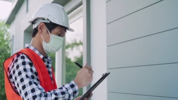 Pemilik Rumah Untuk Rumah Baru Inspektor Atau Insinyur Mengenakan Masker — Stok Video