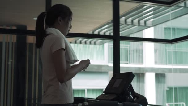 Mooie Aziatische Vrouw Zet Een Koptelefoon Speelt Muziek Haar Telefoon — Stockvideo