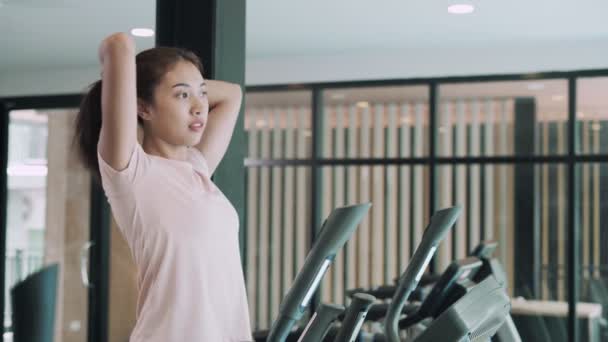 Spor Salonunda Antrenman Yapmak Için Saçını Kesen Asyalı Kadın Kadın — Stok video