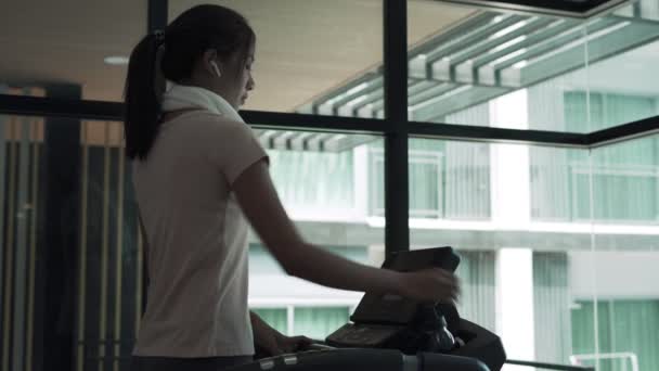 Aziatische Vrouw Luisteren Naar Muziek Mobiele Telefoon Tijdens Het Joggen — Stockvideo