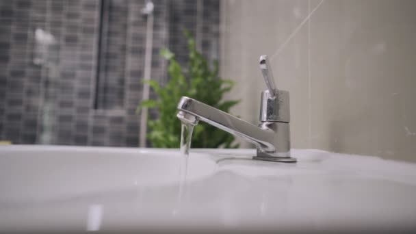 Uomo Uso Mano Chiude Rubinetto Dell Acqua Dimenticato Vicino Spegnere — Video Stock