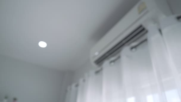 직원들은 에너지를 절약하기 에어컨 온도를 바꾸고 있습니다 크기에 온도를 조절하고 — 비디오