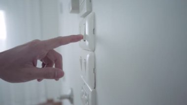 Erkekler kullanmadan ışıkları kapatır ve odadan çıkarlar. Enerji tasarrufu için kullanılmazsa enerjiyi kapatmak ve küresel ısınmayı azaltmak. Yaşam ve gelecek için enerjiyi kavra.