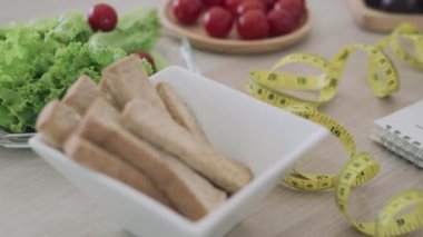 Hareket VDO. Defter kapağı yazan kadın 