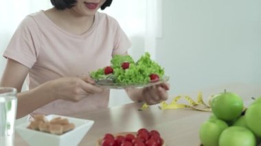 Diyet kavramı. Yeşil elma bandı masadaki domates ve ekmeği ölçer. Sağlık ve kilo kaybı için yüksek vitaminli yiyecekler yemek. kontrol kalorisi için diyet günlüğü notu.